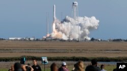 Roket Antares milik Northrop Grumman mengudara dari tempat peluncurang di Fasilitas Peluncuran NASA di Pulau Wallops, Rabu, 17April 2019.