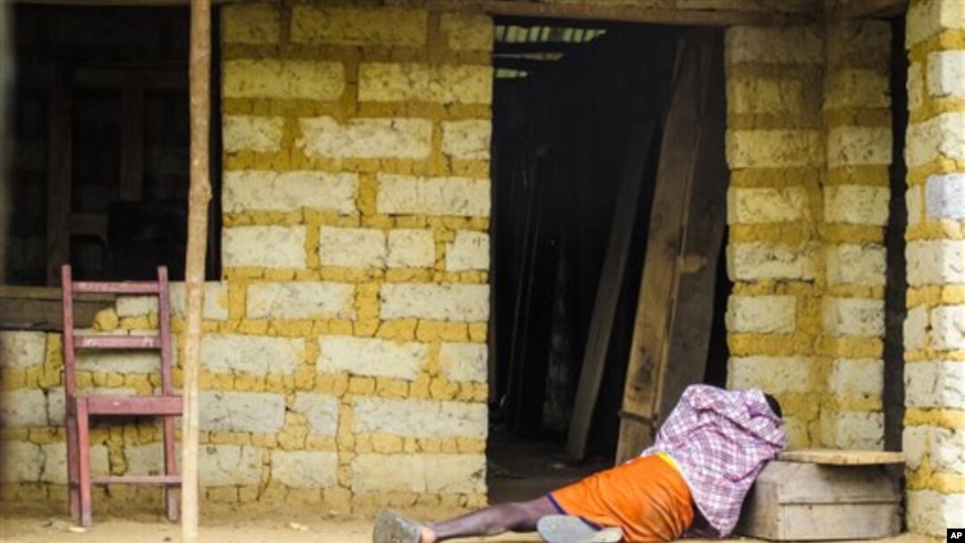 Seorang pria yang terkena virus Ebola berbaring di lantai di depan rumahnya di Port Loko Community, Freetown, Sierra Leone. (Foto: dok. AP)