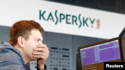 Un employé assis devant des écrans siège de la société de la cyber-sécurité russe Kaspersky Labs à Moscou, 29 juillet 2013. 