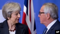 PM Inggris Theresa May dan Presiden Komisi Eropa Jean-Claude Juncker berbicara di Brussels, Belgia.