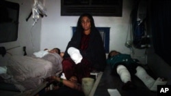 Пострадавшие от ракетного обстрела взрослые и дети, принимавшие участие в свадьбе в провинции Гельменд, были доставлены в местную больницу. Афганистан. 31 декабря 2014 г.
