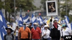 ພວກປະທ້ວງຕໍ່ຕ້ານລັດຖະບານ ຖືພາບທາງ ສາສະໜາ
ທີ່ອ່ານວ່າ "ເຈົ້າບໍ່ຄວນຂ້າຄົນ" ໃນຂະນະທີ່ເຂົາເຈົ້າເຂົ້າ
ຮ່ວມ ໃນການສະແຫວງບຸນ ທີ່ນະຄອນຫຼວງ ມານາກົວ, ປະເທດ ນິກາຣາກົວ. 28 ກໍລະກົດ 2018.