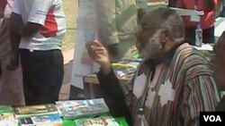 Munyori uye vaive nyanzvi mune zvedzidzo, VaStephen Chifunyise vari kugungano reZimbabwe International Book Fair. VaChifunyise vakashaya nemusi weMuvhuro, uye varadzikwa muHarare neChishanu.