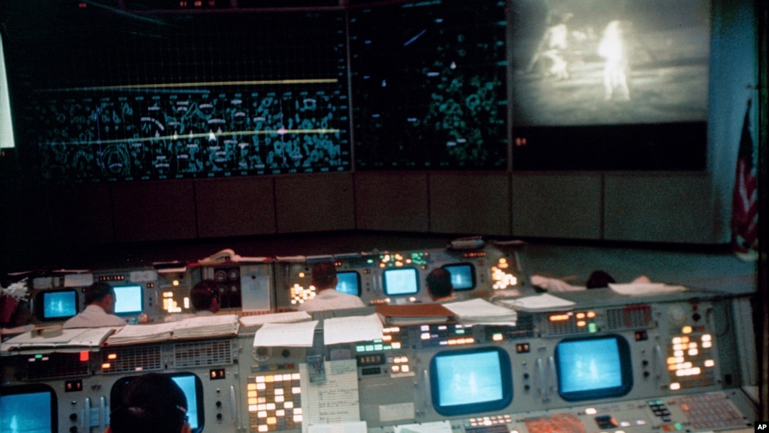 En esta foto del 20 de julio de 1969, distribuida por NASA, se ven los controladores de vuelo de la Misión Apolo 11 en Houston.