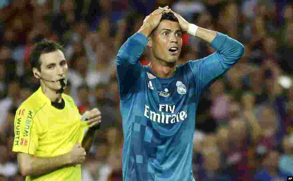 Cristiano Ronaldo du Real Madrid regrette, mains sur la tête, d&rsquo;avoir été infligé d&rsquo;un carton rouge après avoir bousculé l&rsquo;arbitre lors du match aller de la Supercoupe d&rsquo;Espagne contre le FC Barcelone au stade Camp Nou, à Barcelone, Espagne, 13 août 2017.