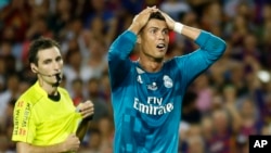 Cristiano Ronaldo du Real Madrid regrette, mains sur la tête, d’avoir été infligé d’un carton rouge après avoir bousculé l’arbitre lors du match aller de la Supercoupe d’Espagne contre le FC Barcelone au stade Camp Nou, à Barcelone, Espagne, 13 août 2017.