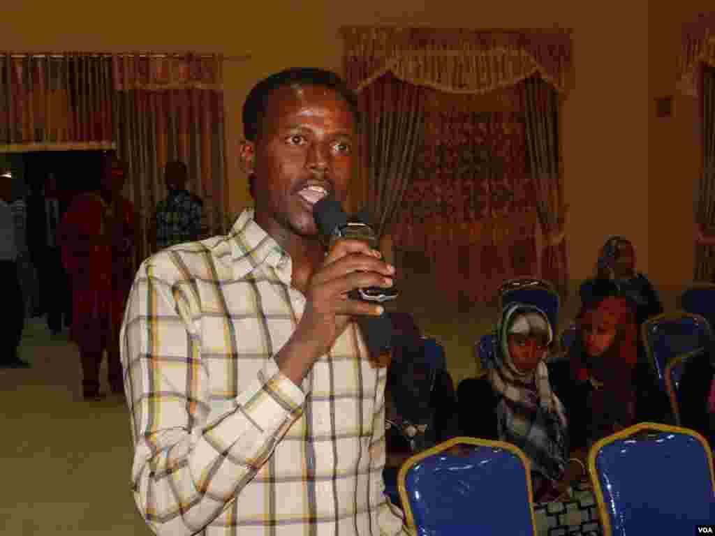 Laanta Af-Soomaaliga ee VOA oo "Kulan Dadweyne" oo looga hadlayo Dhalinyarada iyo Tahriibka ku qabatay magaalda Hargeysa, June 14, 2013.