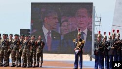6일 프랑스에서 개최된 노르망디 상륙작전 70주년 기념 행사장에서 바락 오바마 미국 대통령(왼쪽)과 블라디미르 푸틴 러시아 대통령이 나란히 스크린에 비취고 있다.