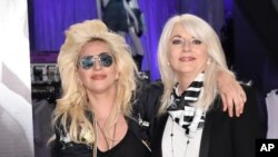 Lady Gaga (kiri) bersama ibunya, Cynthia Germanotta, saat peluncuran "Love Bravery" di Macy's Herald Square, New York, 4 Mei 2016. (Foto: dok).