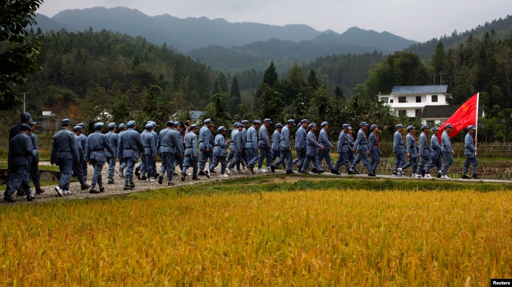 资料照：身穿中国红军服装的政府中层领导人到江西省井冈山参加中共党史学习活动。（2012年9月21日）