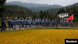 资料照：身穿中国红军服装的政府中层领导人到江西省井冈山参加中共党史学习活动。（2012年9月21日）