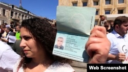 Leyla Mustafayeva həyat yoldaşı Əfqan Muxtarlının pasportunu nümayiş etdirir (Foto JMK-nin saytındandır)