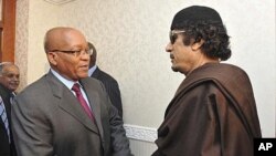 Jacob Zuma com Muammar Kadhafi, em Maio passado.