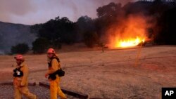 Les pompiers du comté de Los Angeles essaie d'éteindre un feu de buisson à Calabasas, Californie le 4 juin 2016.