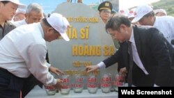 Lễ đặt viên đá đầu tiên để khởi công xây dựng Khu tưởng niệm Nghĩa sĩ Hoàng Sa tại đảo Lý Sơn ở Quảng Ngãi. Theo TS Luật Cù Huy Hà Vũ, bằng việc xây Khu tưởng niệm nghĩa sĩ Hoàng Sa chính quyền Việt Nam cũng muốn chuyển thông điệp 'hòa giải' nào đó đến những người đã ra đi từ Việt Nam Cộng hòa.