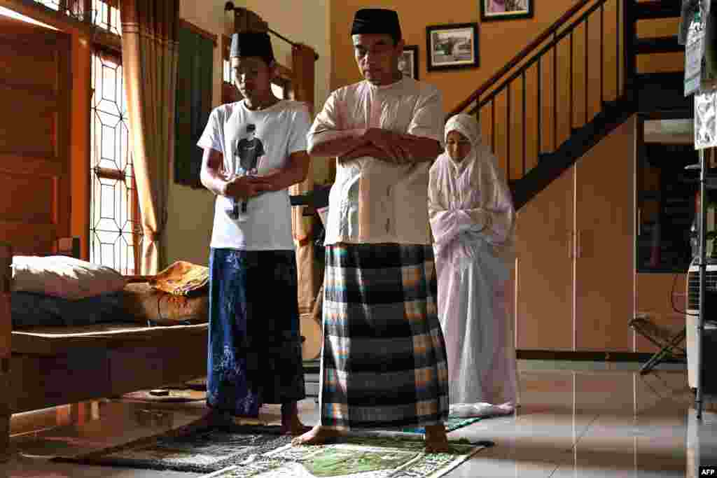 انڈونیشیا میں لوگ نماز کی ادائیگی کے دوران بھی ایک دوسرے سے فاصلہ رکھ رہے ہیں۔