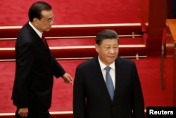 چین کے صدر شی جن پنگ اور وزیر اعظم لی کا چنگ پیپلز پولیٹیکل کانگریس کے افتتاحی اجلاس میں شرکت کے لیے آ رہے ہیں۔ 4 مارچ 2023