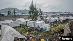 FOTO DE ARQUIVO: Congoleses deslocados preparam-se para abandonar o campo depois de os rebeldes do M23 terem ordenado evacuações perto de Goma.