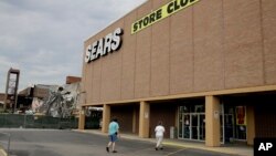 Ljudi ulaze u prodavnicu "Sirs" u Kanzasu, koja je zatvorena u leto prošle godine