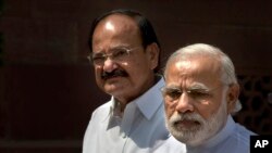 PM India Narendra Modi (kanan) memberikan keterangan kepada media didampingi oleh Menteri Informasi dan Penyiaran India Venkaiah Naidu di New Delhi, India, 25 April 2016 (Foto: dok).