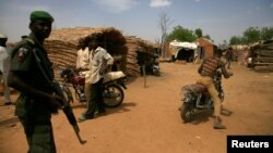 Un policier monte la garde près du site d'exploitation aurifère d'Anka, à Zamfara, au Nigéria, 21 avril 2016.