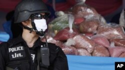 Policeman guards methamphetamine seizure, Ayutthaya province, Thailand, June 2010 (file photo).