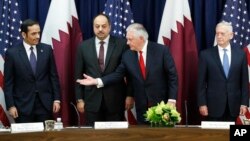 Menlu AS Tillerson (kedua dari kanan) dan Menteri Pertahanan Jim Mattis (kanan) menjadi tuan rumah Dialog Strategis Amerika dan Qatar di kantor Deplu AS, Selasa (30/1). 