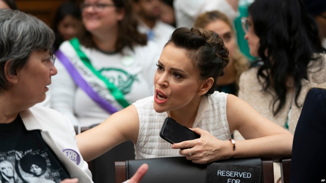 Aktris dan aktivis Alyssa Milano bergabung dengan para pendukung Amandemen Persamaan Hak pada sidang dengar pendapat di Komite Hukum DPR di Capitol Hill, Washington, 30 April 2019.
