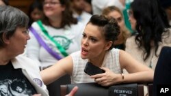 Aktris dan aktivis Alyssa Milano bergabung dengan para pendukung Amandemen Persamaan Hak pada sidang dengar pendapat di Komite Hukum DPR di Capitol Hill, Washington, 30 April 2019.