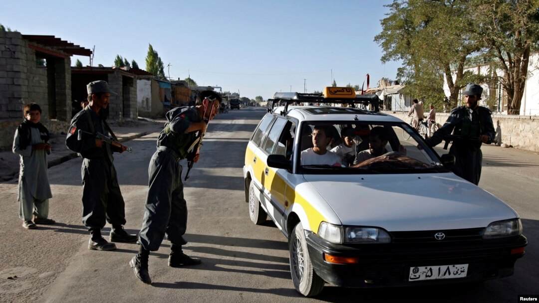 Polisi Afghanistan memeriksa kendaraan di provinsi Ghazni (foto: dok). Militan Taliban menembak mati seorang pejabat distrik di Ghazni Kamis 22/10.