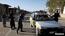 Polisi Afghanistan memeriksa kendaraan di provinsi Ghazni (foto: dok). Militan Taliban menembak mati seorang pejabat distrik di Ghazni Kamis 22/10.