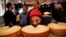 Seorang anggota dewan juri mencium bau keju dalam sebuah kompetisi keju di Burgdorf, Swiss, 14 Maret 2019. (Foto: ilustrasi/Reuters)