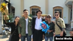 Gia đình và các nhà hoạt động chào đón Đinh Nguyên Kha (giữa) mãn hạn tù, hôm 11/10/2018. Ảnh Facebook Dinh Nhat Uy