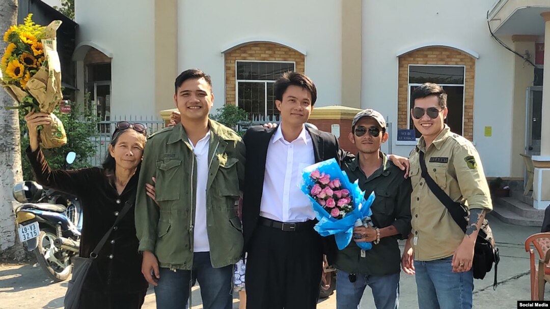 Gia đình và các nhà hoạt động chào đón Đinh Nguyên Kha (giữa) mãn hạn tù, hôm 11/10/2018. Ảnh Facebook Dinh Nhat Uy