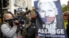 Para aktivis pendukung pendiri WikiLeaks, Julian Assange melakukan protes menentang upaya ekstradisi Assange ke AS di luar pengadilan Inggris di London, Kamis (2/5). 
