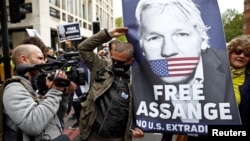  '위키리크스'의 공동 설립자 줄리언 어산지 씨에 대한 미국 송환 심리가 열린 영국 법원 앞에서 시위자가 어산지 씨의 석방을 요구하고 있다. 