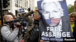 Para aktivis pendukung pendiri WikiLeaks, Julian Assange melakukan protes menentang upaya ekstradisi Assange ke AS di luar pengadilan Inggris di London, Kamis (2/5). 