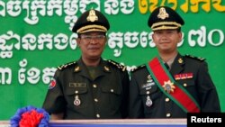 Thủ tướng Campuchia Hun Sen và trưởng nam Hun Manet 
