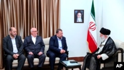 資料照：伊朗最高領導人哈梅內伊（右一）在德黑蘭會晤到訪的哈馬斯政治局副主席謝赫赫·薩利赫·阿魯里（Sheikh Saleh Al-Arouri 右二）率領的哈馬斯代表團。（2019年7月22日）