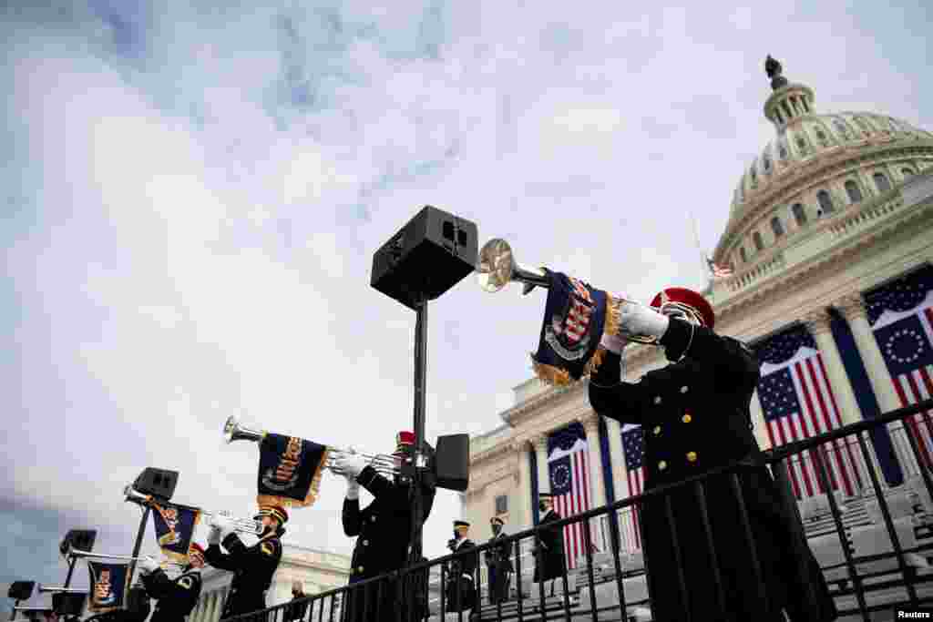 Los miembros de la banda de Pershing&#39;s Own practican durante el ensayo de la inauguraci&#243;n presidencial de Biden. 18 de enero de 2021.