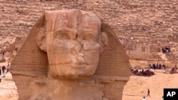 L'ancienne statue du Sphinx, avec le corps d'un lion et une tête humaine, sur le site historique des pyramides de Gizeh au Caire, en Égypte, le 26 janvier 2018 (AP Photo / Amr Nabil)