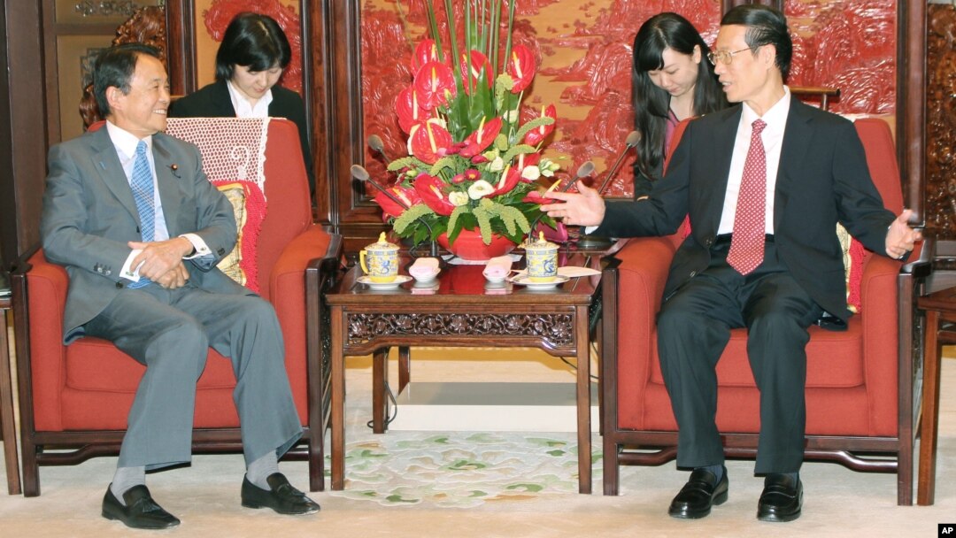 Phó Thủ tướng Trung Quốc Trương Cao Lệ (phải) trong một cuộc hội đàm với Phó Thủ tướng Nhật Bản Taro Aso tại Bắc Kinh vào tháng 6 vừa qua.