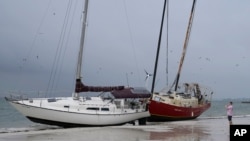 Los barcos sobre la playa después de que pasara la tormenta tropical Eta, el jueves 12 de noviembre de 2020, en Gulfport, Florida. 