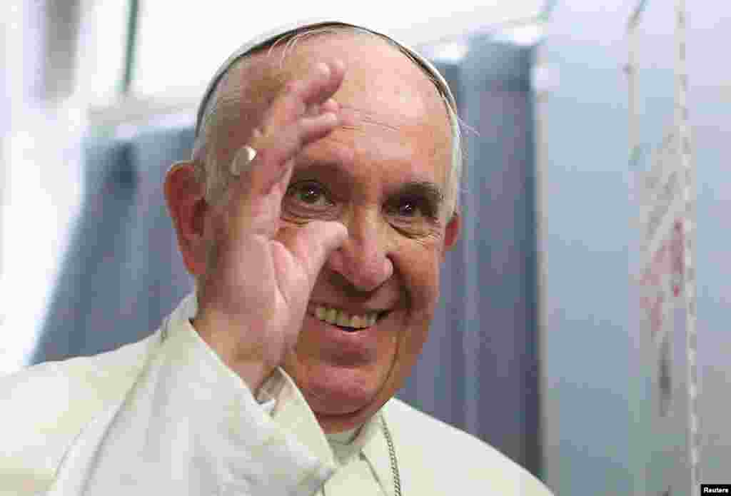 Papa Francisco sorri no avião papal durante o seu regresso a Roma, de Assunção no Paraguai. Julho 13, 2015.