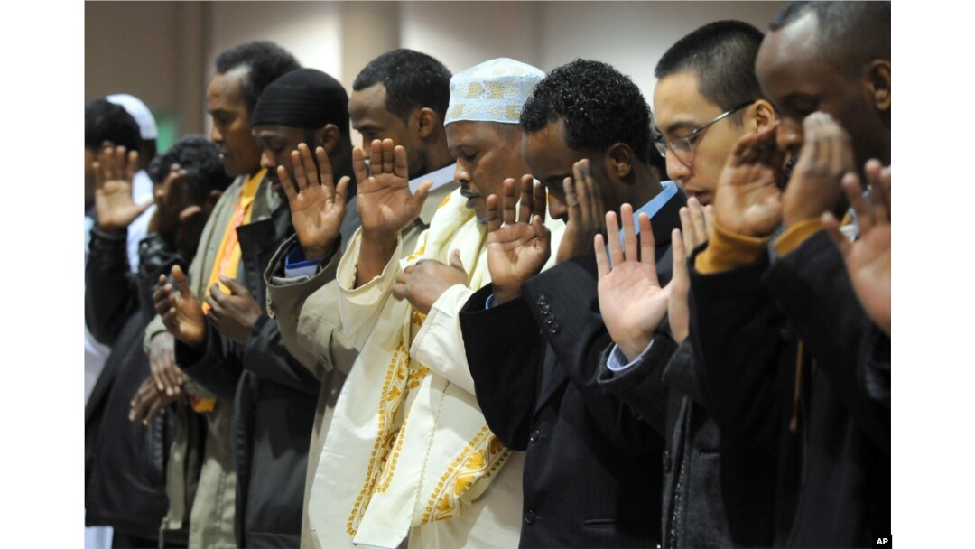 Ribuan Muslim sholat berjamaah di Minneapolis Convention Center. (Foto: dok.)