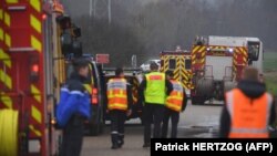 Les pompiers et le personnel médical se rassemblent sur le site où une locomotive de TGV a déraillé près d'Ingenheim, le 5 mars 2020. (Photo: Patrick HERTZOG / AFP)