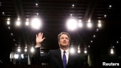 លោក Brett Kavanaugh ដែល​បានត្រូវស្នើ​ឈ្មោះឱ្យ​កាន់តំណែង​ជា​ចៅក្រម​តុលាការ​ ស្បថ​ចូល​កាន់តំណែង​កាល​ពី​ថ្ងៃទី​០៤ កញ្ញា ឆ្នាំ ២០១៨។