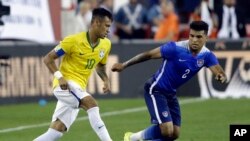 Le Brésilien Neymar, à gauche, joue contre l'Américain DeAndre Yedin, lors d'une amicale, le 8 septembre 2015 à Foxborough, Massachusetts.