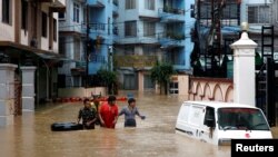 Warga berjalan di kawasan yang tergenang banjir di Kathmandu, Nepal, 12 Juli 2019. (Foto: dok).