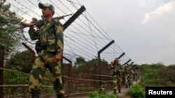 Tentara penjaga perbatasan India (BSF) berpatroli di sepanjang perbatasan India-Bangladesh di Agartala, India. (Foto: dok). Bangladesh menutup layanan telekomunikasi di sepanjang perbatasan dengan India untuk alasan keamanan.